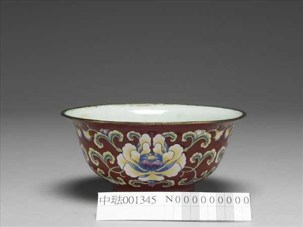 銅胎畫琺瑯紅地花卉紋碗
