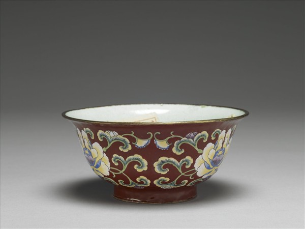 銅胎畫琺瑯紅地花卉紋碗