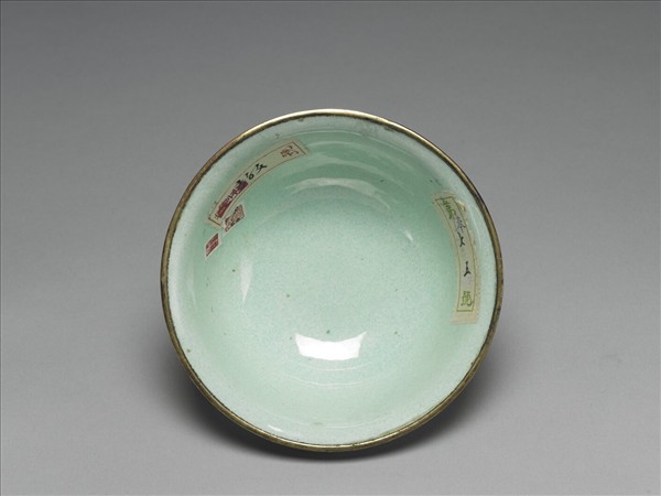 銅胎畫琺瑯紅地花卉紋碗