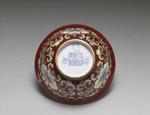 銅胎畫琺瑯紅地花卉紋碗
