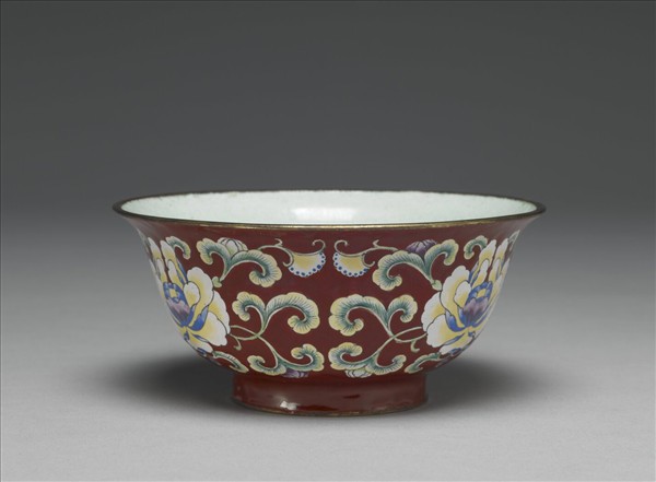銅胎畫琺瑯紅地花卉紋碗