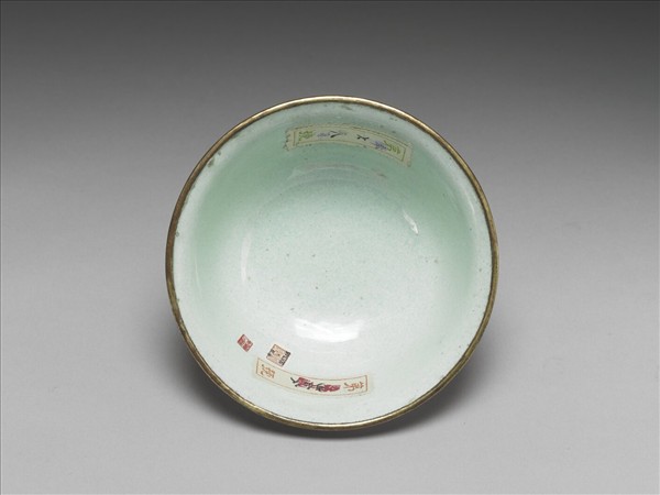 銅胎畫琺瑯紅地花卉紋碗