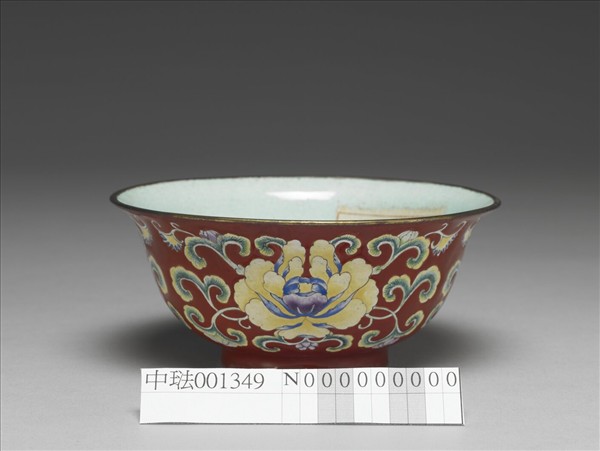銅胎畫琺瑯紅地花卉紋碗