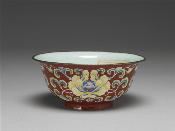 銅胎畫琺瑯紅地花卉紋碗
