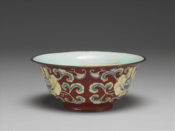 銅胎畫琺瑯紅地花卉紋碗