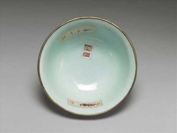 銅胎畫琺瑯紅地花卉紋碗