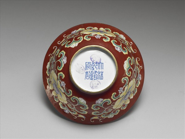 銅胎畫琺瑯紅地花卉紋碗