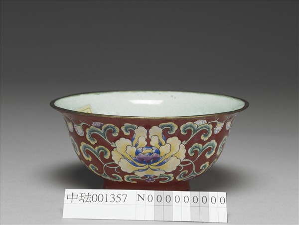 銅胎畫琺瑯紅地花卉紋碗
