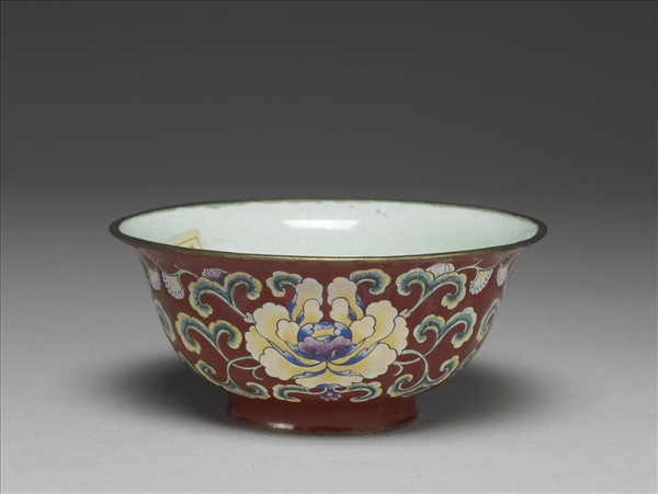銅胎畫琺瑯紅地花卉紋碗