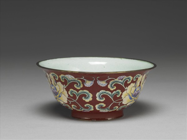 銅胎畫琺瑯紅地花卉紋碗