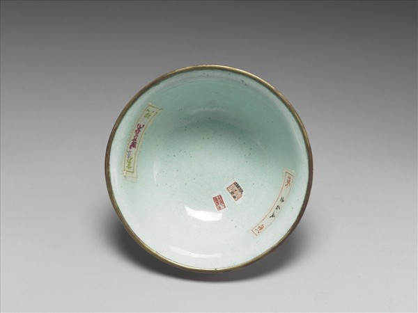 銅胎畫琺瑯紅地花卉紋碗