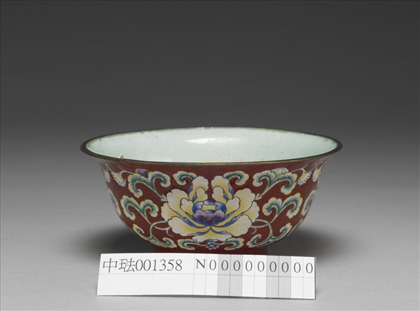 銅胎畫琺瑯紅地花卉紋碗