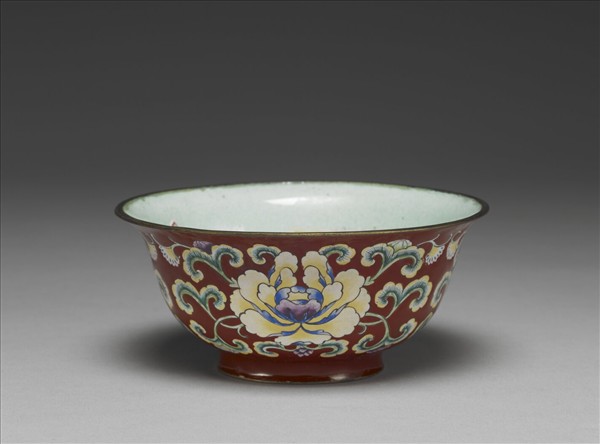 銅胎畫琺瑯紅地花卉紋碗