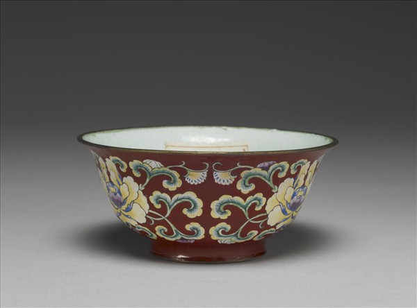 銅胎畫琺瑯紅地花卉紋碗