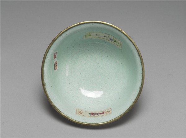 銅胎畫琺瑯紅地花卉紋碗