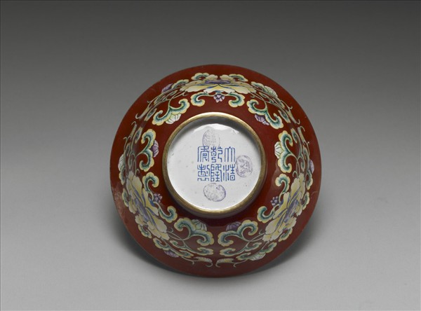 銅胎畫琺瑯紅地花卉紋碗