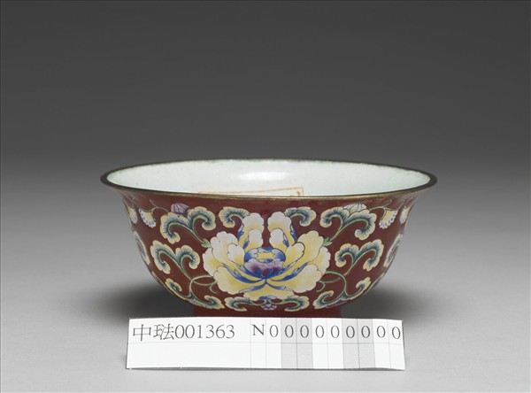 銅胎畫琺瑯紅地花卉紋碗
