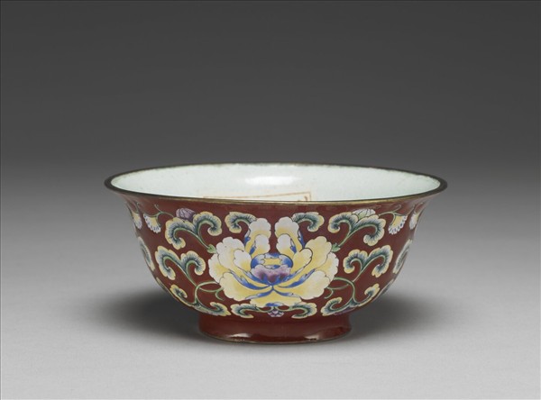 銅胎畫琺瑯紅地花卉紋碗
