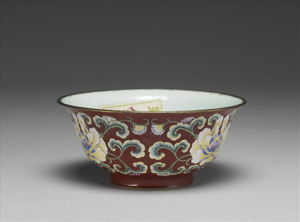 銅胎畫琺瑯紅地花卉紋碗
