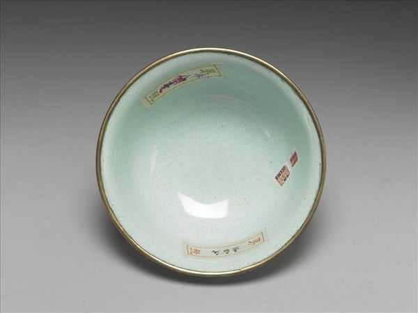 銅胎畫琺瑯紅地花卉紋碗