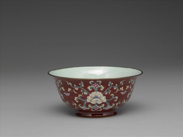 銅胎畫琺瑯紅地轉枝花卉紋碗