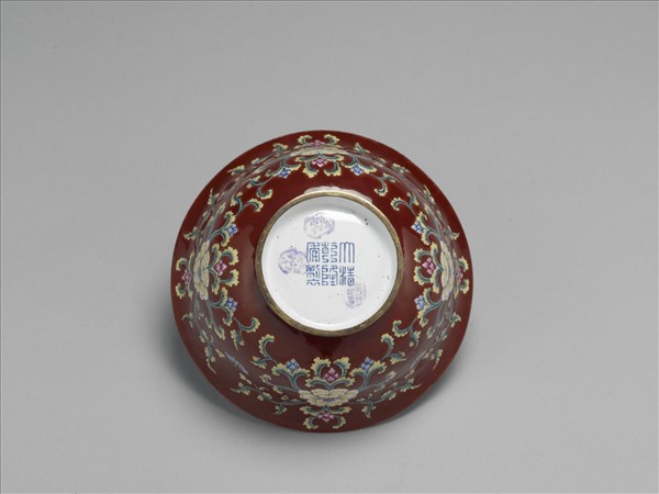 銅胎畫琺瑯紅地轉枝花卉紋碗