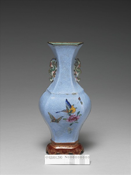 銅胎畫琺瑯藍地花蝶紋轎瓶