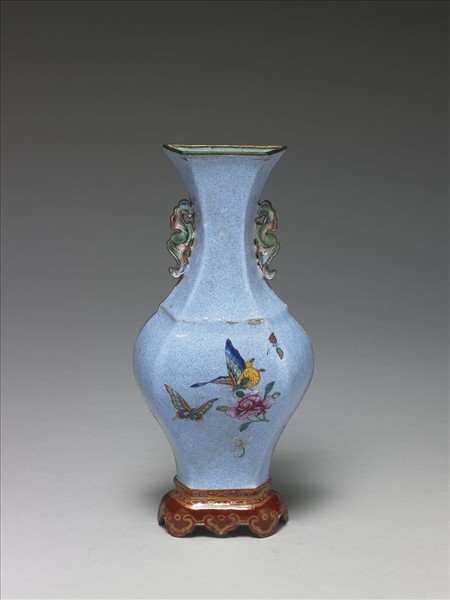 銅胎畫琺瑯藍地花蝶紋轎瓶