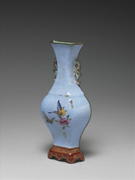 銅胎畫琺瑯藍地花蝶紋轎瓶