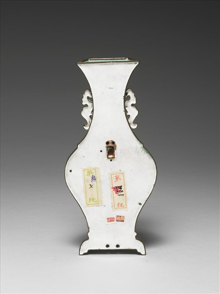 銅胎畫琺瑯藍地花蝶紋轎瓶