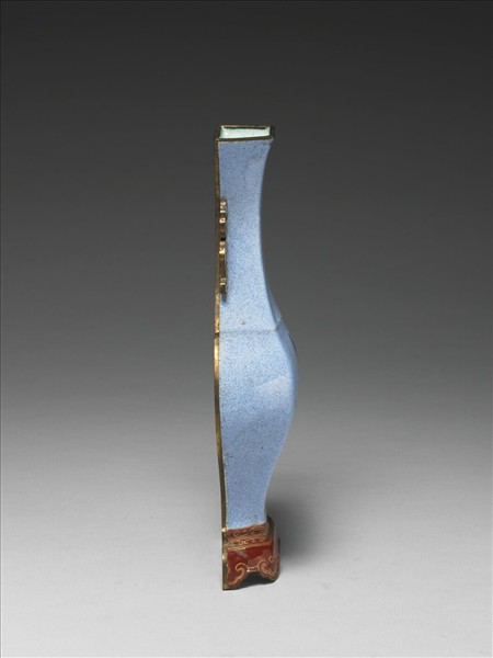 銅胎畫琺瑯藍地花蝶紋轎瓶