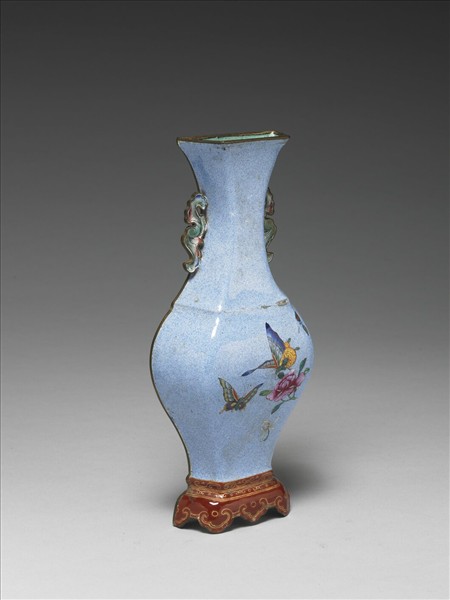 銅胎畫琺瑯藍地花蝶紋轎瓶