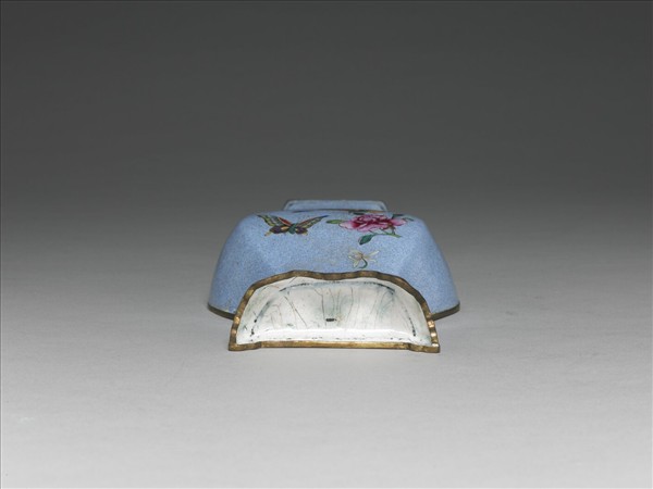 銅胎畫琺瑯藍地花蝶紋轎瓶