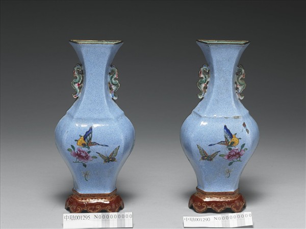 銅胎畫琺瑯藍地花蝶紋轎瓶