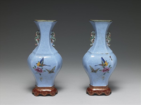 銅胎畫琺瑯藍地花蝶紋轎瓶