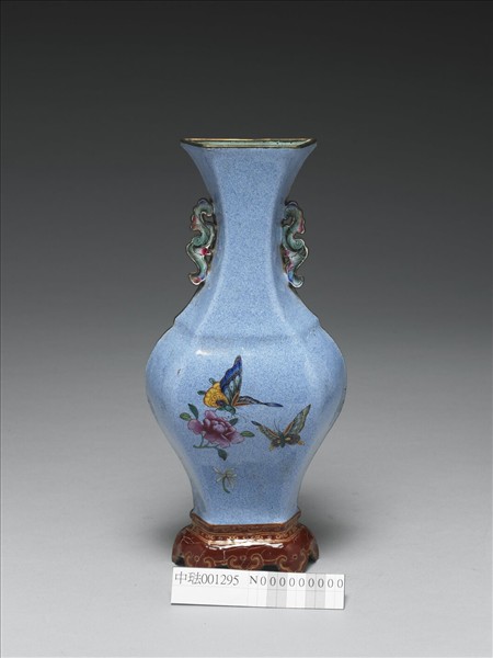 銅胎畫琺瑯藍地花蝶紋轎瓶