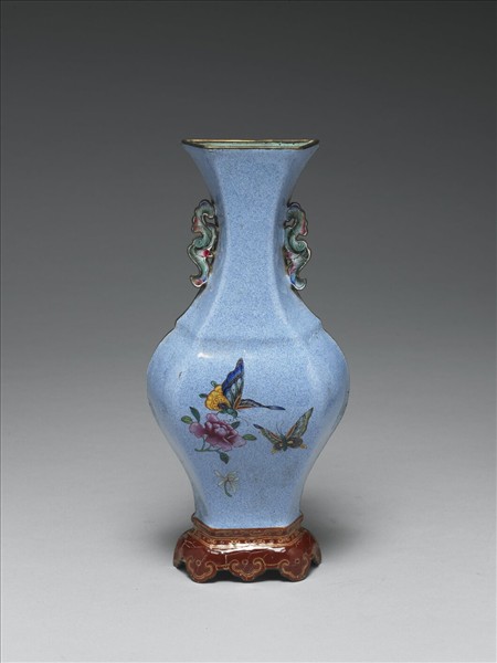 銅胎畫琺瑯藍地花蝶紋轎瓶