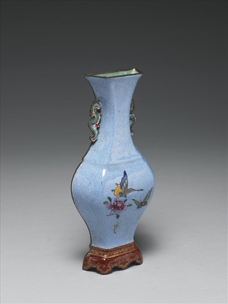 銅胎畫琺瑯藍地花蝶紋轎瓶