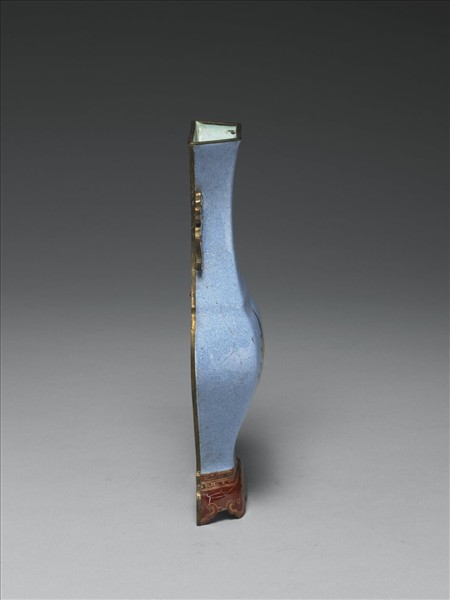 銅胎畫琺瑯藍地花蝶紋轎瓶