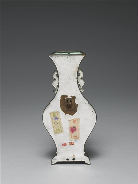 銅胎畫琺瑯藍地花蝶紋轎瓶