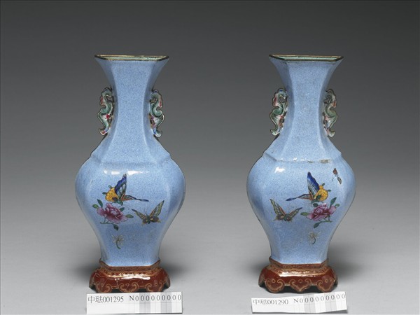 銅胎畫琺瑯藍地花蝶紋轎瓶