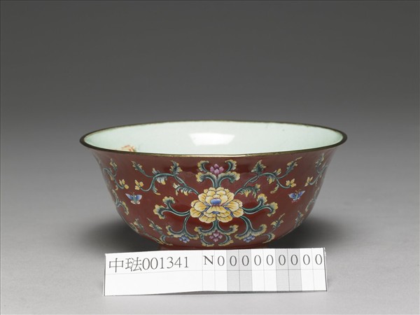 銅胎畫琺瑯紅地轉枝花卉紋碗