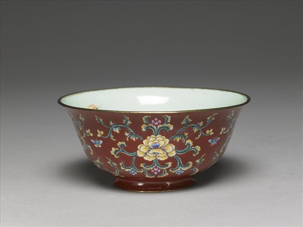 銅胎畫琺瑯紅地轉枝花卉紋碗