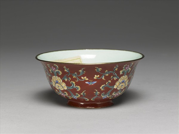 銅胎畫琺瑯紅地轉枝花卉紋碗
