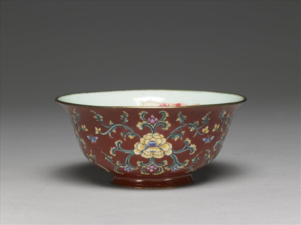 銅胎畫琺瑯紅地轉枝花卉紋碗