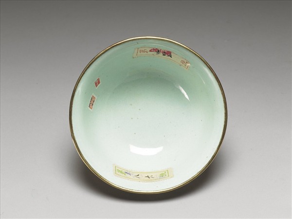 銅胎畫琺瑯紅地轉枝花卉紋碗