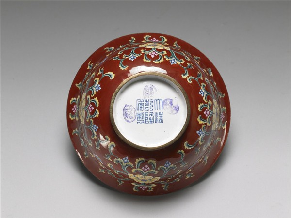 銅胎畫琺瑯紅地轉枝花卉紋碗