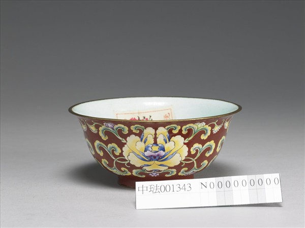 銅胎畫琺瑯紅地花卉紋碗