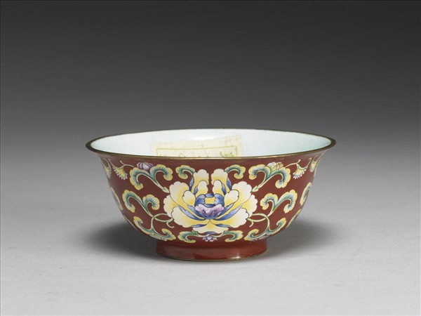 銅胎畫琺瑯紅地花卉紋碗