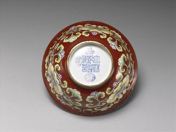 銅胎畫琺瑯紅地花卉紋碗
